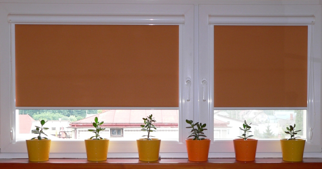 Кассетные рулонные шторы на пластиковые окна фото